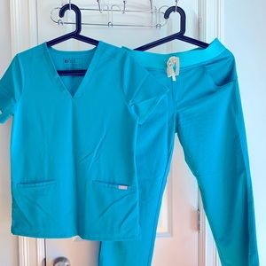 FIGS - Casma Three-Pocket Scrub Top and Kade Cargo Scrub Pants Women’s scrub set